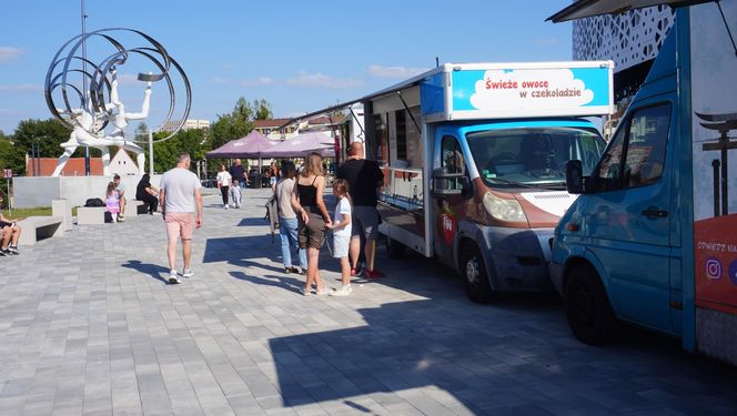 Festiwal Food Trucków w Olsztynie. Pod halą Urania można zjeść dania z kuchni całego świata [ZDJĘCIA]