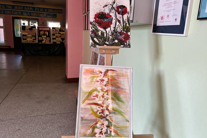 Nauczyciel i malarz z Siedlec zaraża pasją uczniów – wystawa obrazów Tomasza Stańczuka [AUDIO, FOTO]
