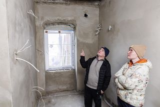 Powodzianie osuszyli dom pół roku po powodzi.