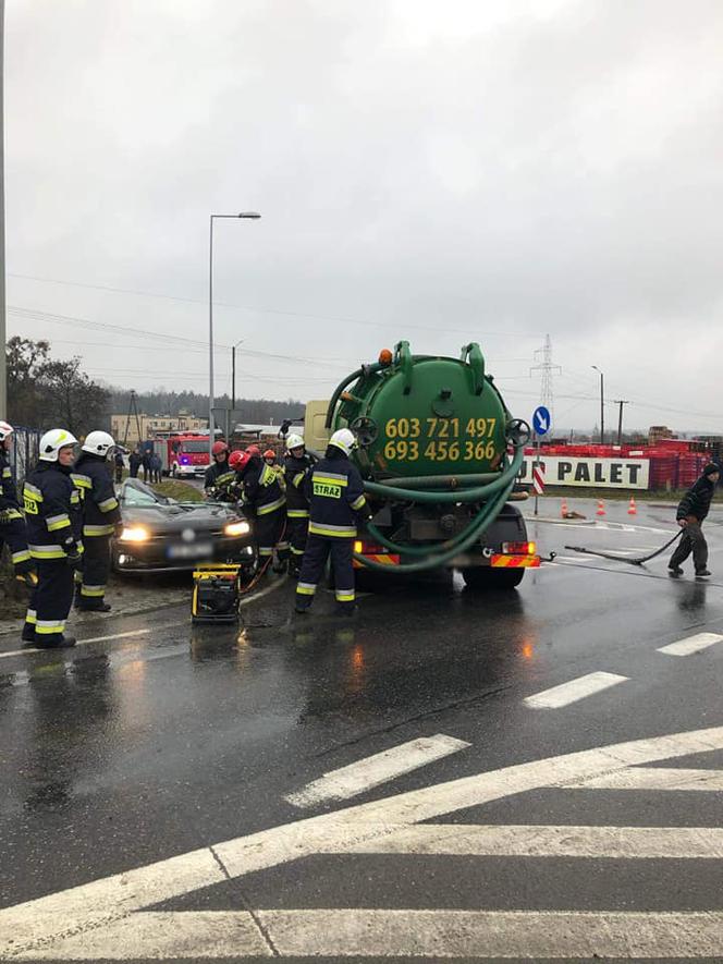 Śmiertelny wypadek cysterny z osobówką [ZDJĘCIA]