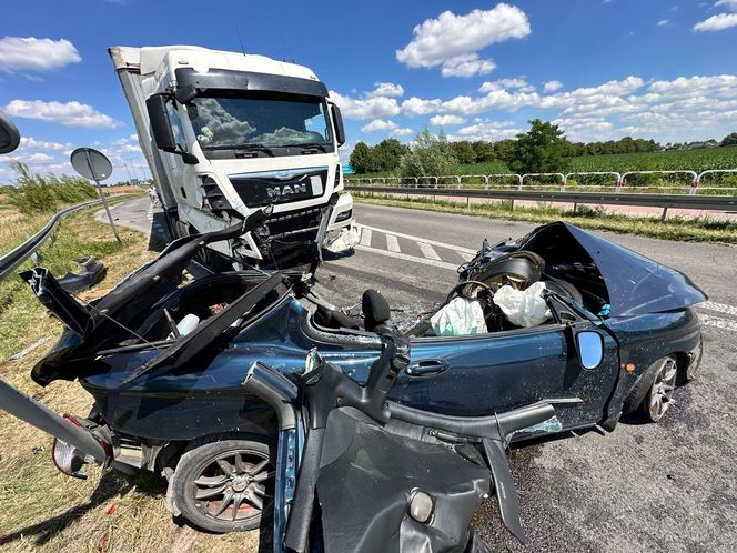 Wypadek w Elżbietowie. Tir roztrzaskał osobówkę. W tym samym miejscu zginęło troje dzieci i ich mamy