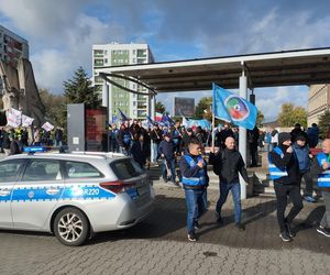 Hutnicy i koksownicy wyszli na ulice w Dąbrowie Górniczej. Apel do rządu o ratunek dla branży i tysięcy miejsc pracy