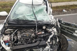 Tragiczny wypadek pod Lesznem. Przód osobówki został kompletnie zmiażdżony. Strażacy wycinali z wraku poszkodowaną