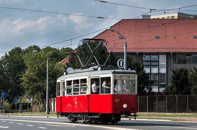 Turystyczny tramwaj na ulicach Szczecina