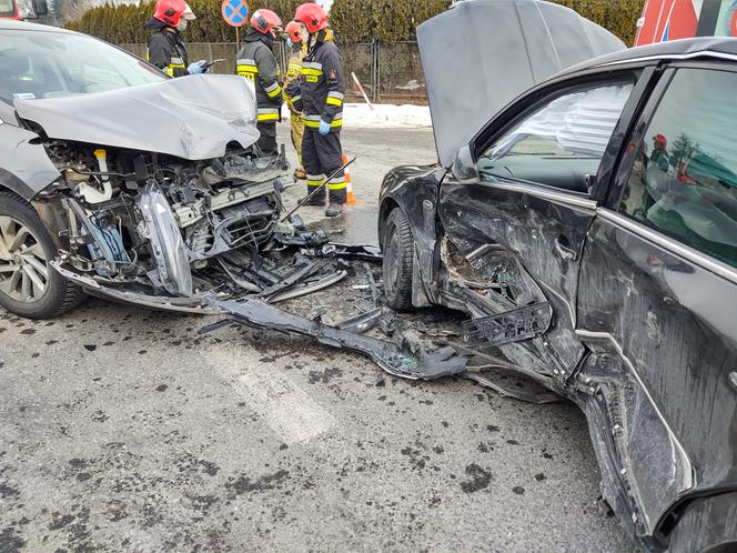 Potężna KRAKSA na ulicy Nawojowskiej w Nowym Sączu. Dwie osoby trafiły do szpitala