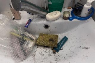 Roczny niemowlak w szpitalu, 8-latek w pieczy zastępczej. Matka zniknęła na 3 dni