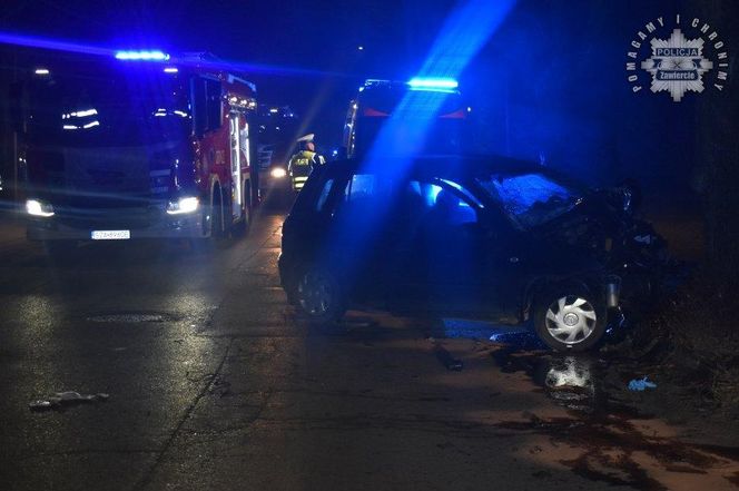 Groźny wypadek w Zawierciu. Samochód roztrzaskał się w drzewo. W środku uwięzione były dwie osoby