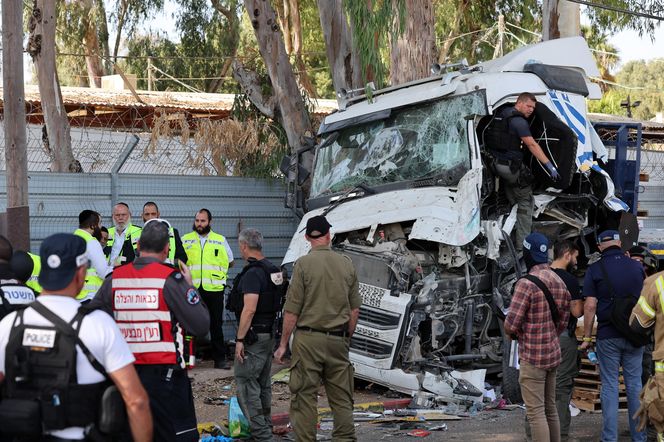 Ciężarówka wjechała w przystanek. Hamas przyznaje się do ataku 