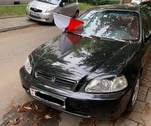Incydent na Grochowie. Ktoś wbił flagę Polski w szybę samochodu z białoruską tablicą rejestracyjną 
