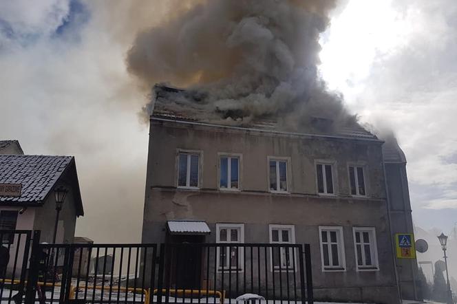 Ogromny pożar w centrum miasta. Akcja strażaków trwała ponad 10 godzin [ZDJĘCIA]