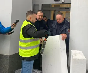 Radny próbował zamurować wejście do Urzędu Miasta Łodzi. „Urzędnicy robią sobie jaja z mieszkańców