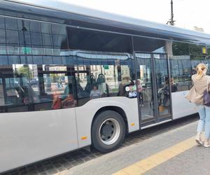 Byliśmy na przejażdżce elektrycznym autobusem po Bydgoszczy. Furorę robi jeden drobiazg 