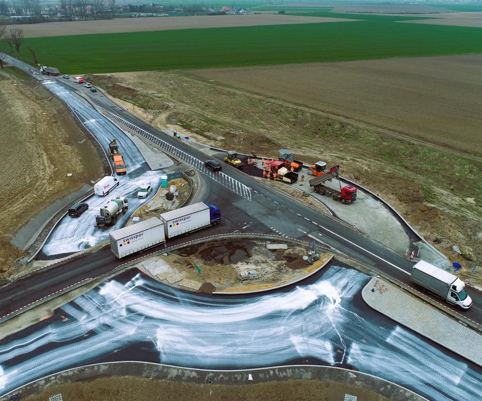 Nowe ronda pojawiły się przy dwóch zjazdach pod Wrocławiem - przy węzłach Wrocław Wschód i Brzezimierz.