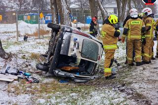 Makabryczny wypadek pod Warszawą. Osobówka dachowała na łuku drogi. Jedna osoba ranna