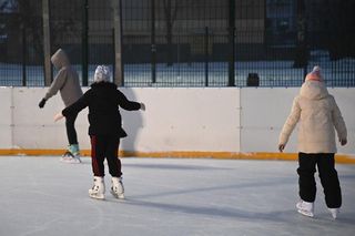 Miłośnicy łyżew wyjechali na lód! W Świdniku ruszyło lodowisko