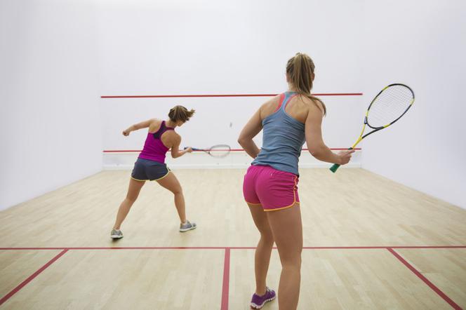Squash – zasady i technika gry w squasha dla początkujących