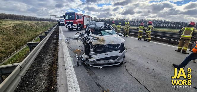 Ford wbił się pod ciężarówkę na A4. Została z niego kupa złomu