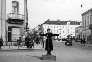 Policjant kierujący ruchem na skrzyżowaniu Malczewskiego i Żeromskiego