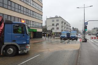 Grochowska się zapadła! Woda wyżłobiła dziurę na 7 metrów! Gigantyczne utrudnienia na Pradze