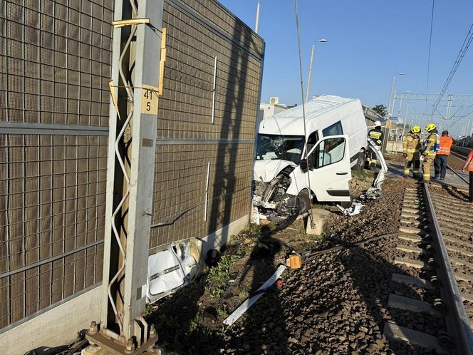 Dostawczak wjechał pod pociąg! Ogromne utrudnienia na kolei