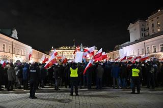 Protest pod Pałacem Prezydenckim. Ludzie schodzą się po zatrzymaniu Kamińskiego i Wąsika