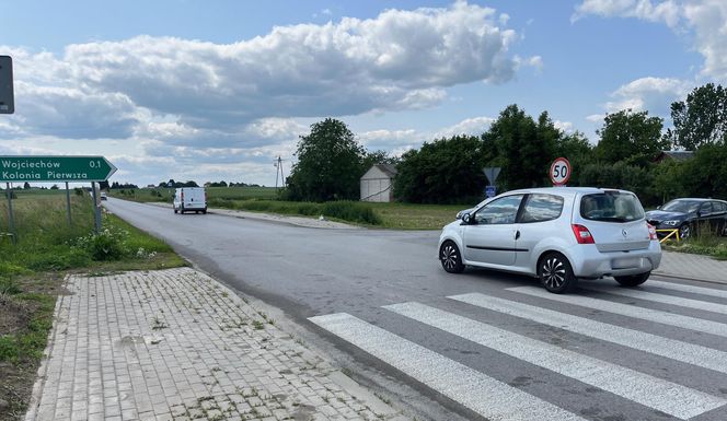 Tragiczny wypadek w Wojciechowie Kolonii Pierwszej. Nie żyje dwóch mężczyzn. Volvo uderzyło w szambiarkę