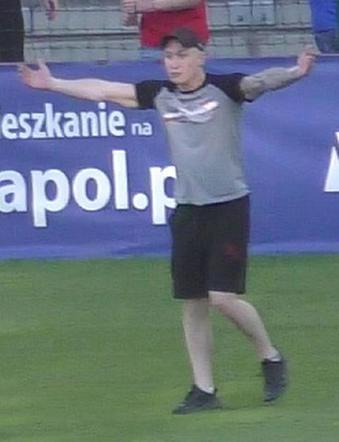 Wtargnęli na murawę podczas meczu Widzew Łódź - Znicz Pruszków. Ci KIBOLE POSZUKIWANI są przez policję!