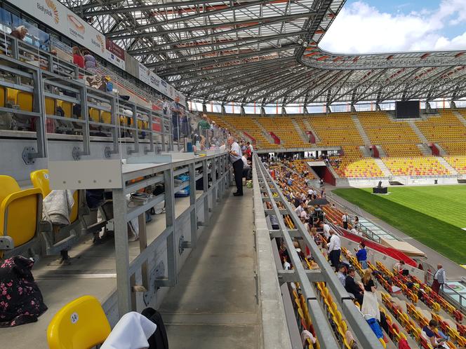 Kongres Świadków Jehowy w Białymstoku. Na stadionie miejskim tysiące uczestników [ZDJĘCIA]