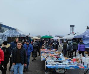 Giełda samochodowa w Łodzi. Przyciąga klientów, ale sprzedawcy nie są zadowoleni