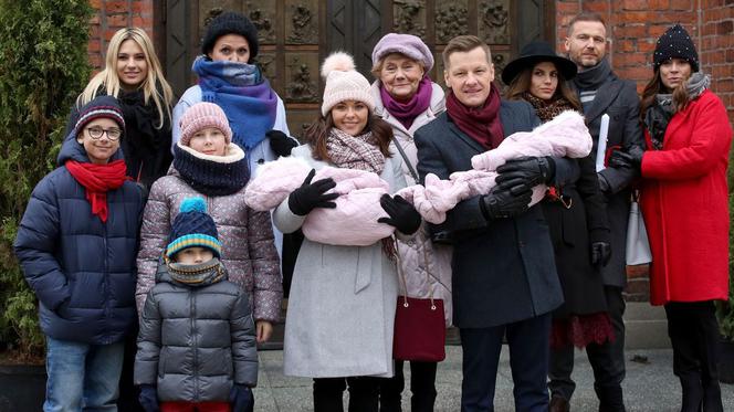 M jak miłość odc. 1428. Chrzciny Emilki i Zuzi - bliźniaczek Kingi i Piotrka