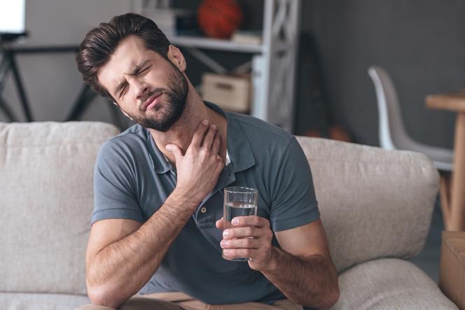 Ból gardła przy przełykaniu może mieć różne przyczyny 