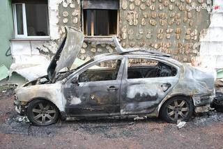 Pijany nie chciał zapłacić za kurs taksówki. Później oblał auto benzyną i podpalił