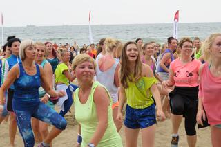 Niedzielny maraton zumby na plaży w Brzeźnie