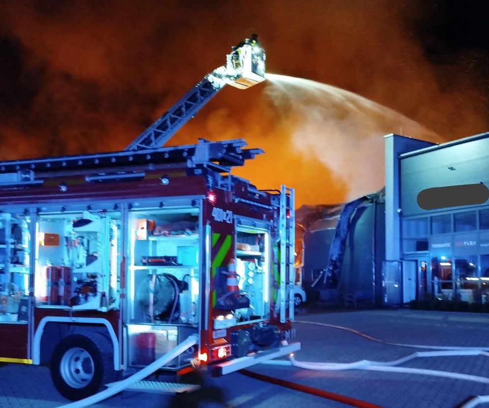 Pożar hali w Czeladzi. 80 strażaków walczyło z ogniem. Może być jeszcze wyczuwalny uciążliwy zapach