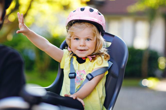Od kiedy dziecko może bezpiecznie jeździć w foteliku rowerowym? 