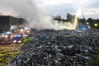 Trwa dogaszanie pożaru składowiska odpadów w Skawinie. Zobaczcie zdjęcia! [ZDJĘCIA]