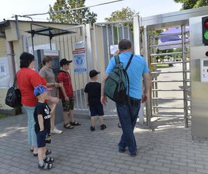 Baseny ratują przed upałem. Warszawiacy ruszyli na miejskie pływalnie