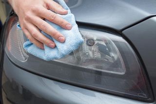 Szwagier wziął połówkę, wsypał sody i przetarł matowe reflektory samochodowe w swoim Passacie. Teraz lśnią jak nowe. Czyszczenie reflektorów