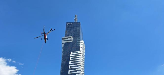 Montaż iglicy na Olszynki Park z użyciem helikoptera