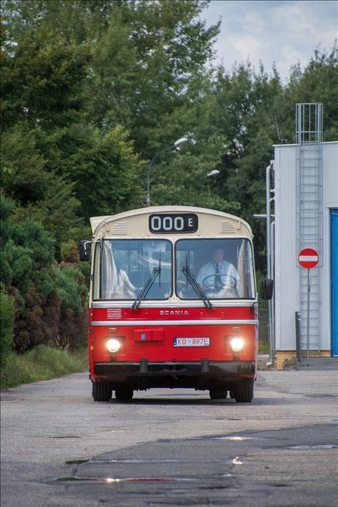 W PRL-u każdy o nich marzył, do Krakowa trafiły używane. Kultowe scanie wyremontowane przez MPK