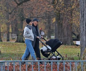 Krzysztof Ibisz z rodziną na spacerze