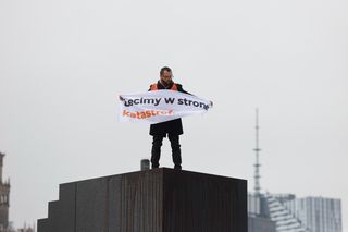 Aktywista klimatyczny na pomniku smoleńskim