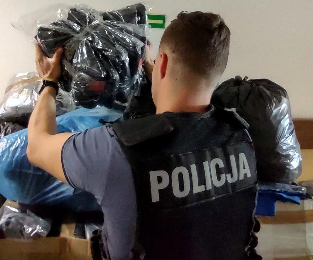 Podróbki w rękach policjantów