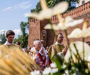 Procesja Bożego Ciała w Krakowie. Tłumy na ulicach miasta 