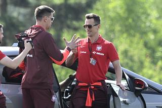 Piłkarze na torze wyścigowym  