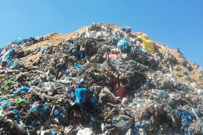 śmieci na terenie wyrobiska w Olszewicach
