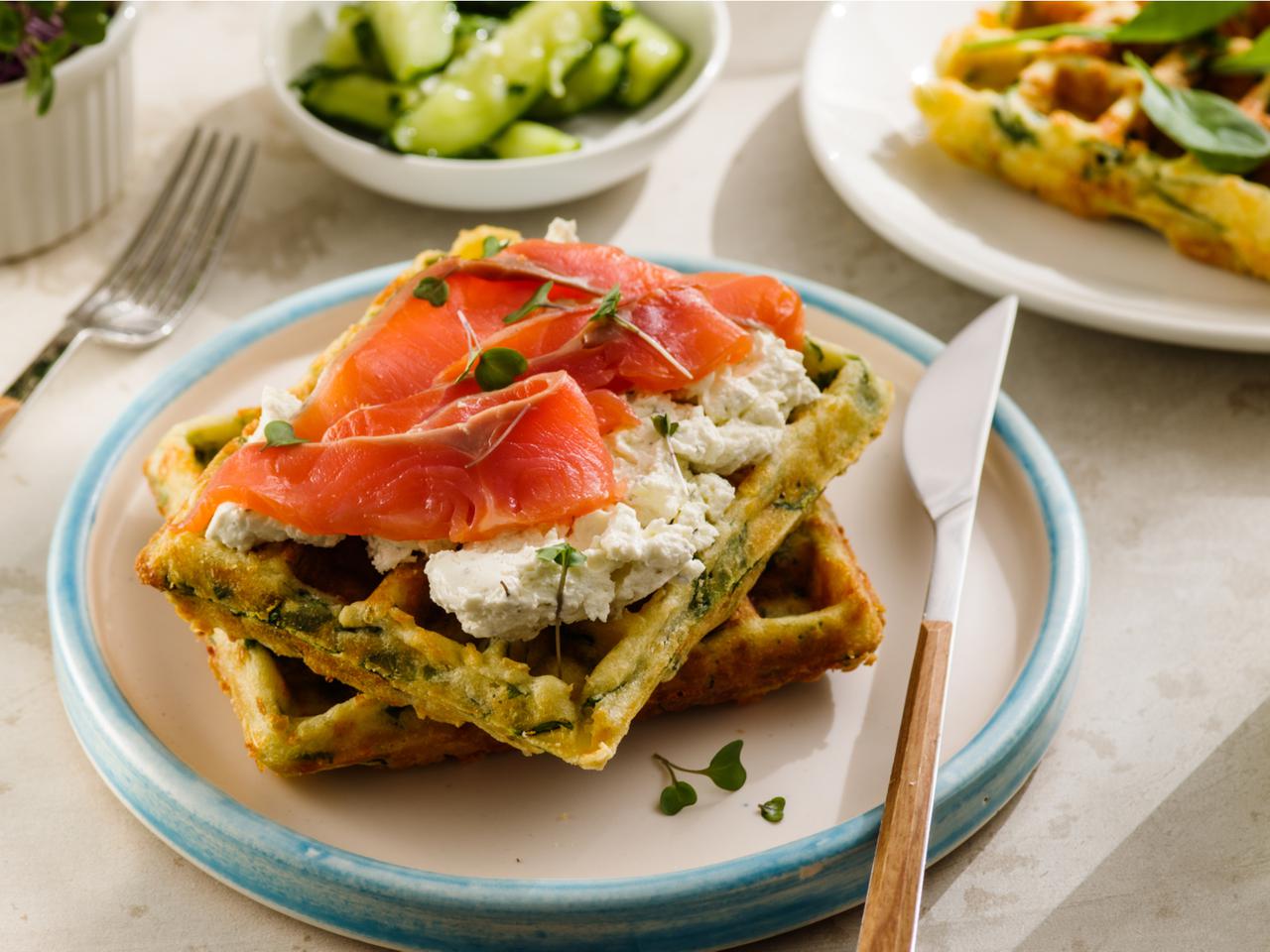 Smaczne gofry bazyliowe z łososiem i twarogiem - idealne śniadanie, doskonała przystawka