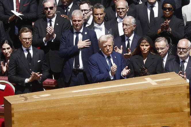 Gafy polityków na pogrzebie papieża Franciszka! Telefony i stroje