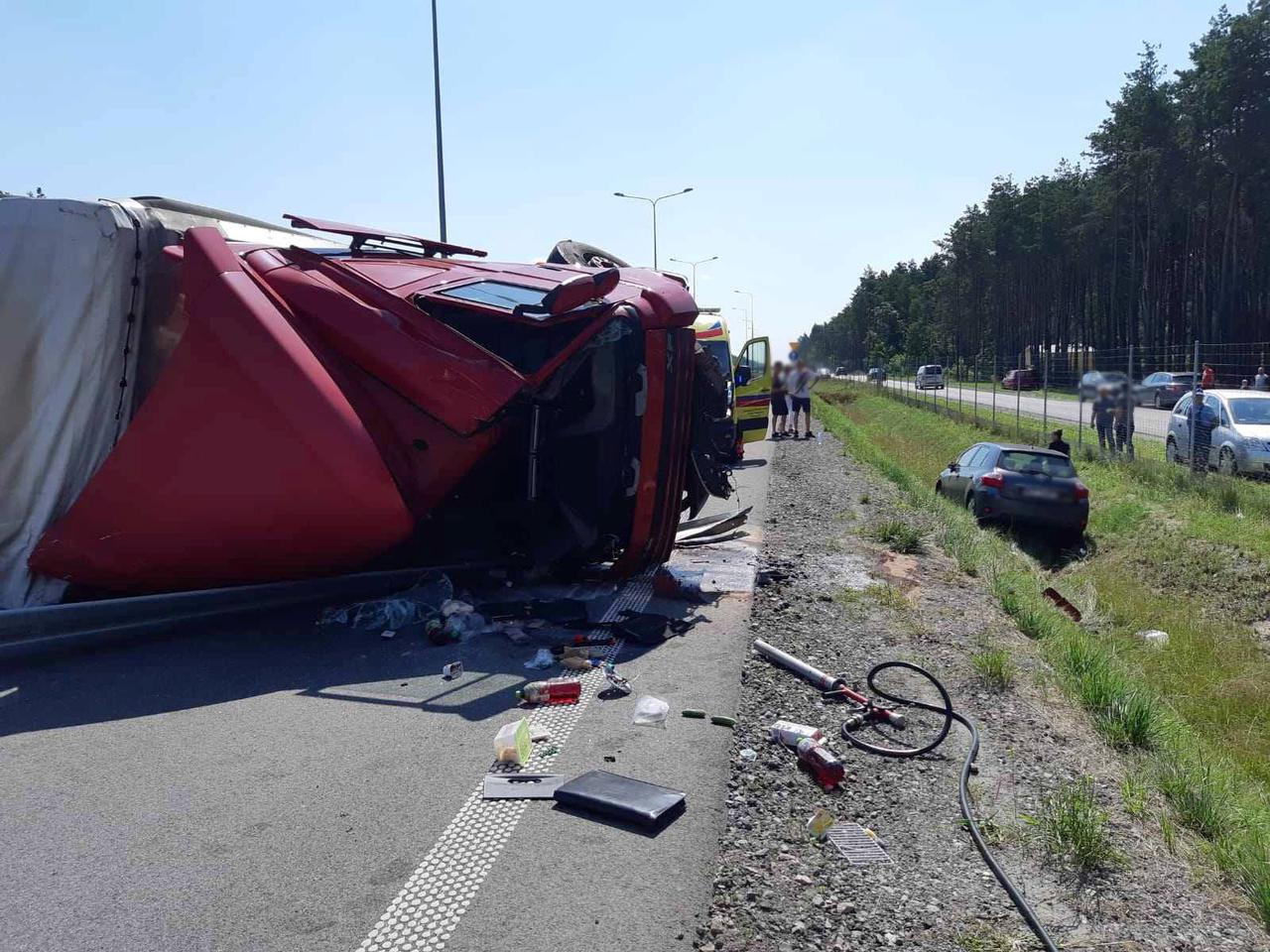 Garwolin: WYPADEK NA S17 - zderzenie ciężarówek i osobówka wbita w naczepę. Są ranni