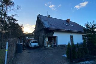 Pożar garażu i budynku w Cierpicach pod Toruniem. 10 zastępów straży w akcji